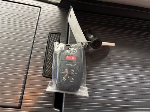 New 2026 Toyota Sienna XLE image 24