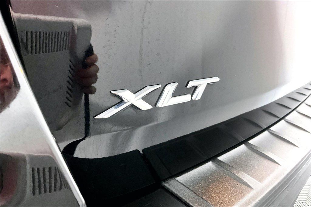 Used 2024 Ford Explorer XLT w/ Equipment Group 202A RWD image 14