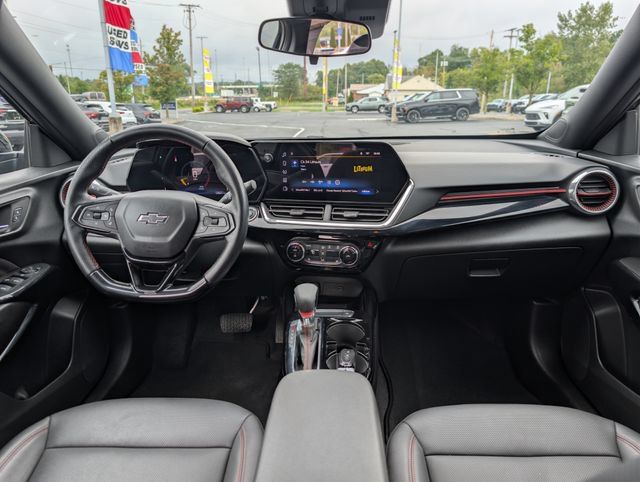 Used 2024 Chevrolet Trax RS w/ Sunroof Package FWD image 11
