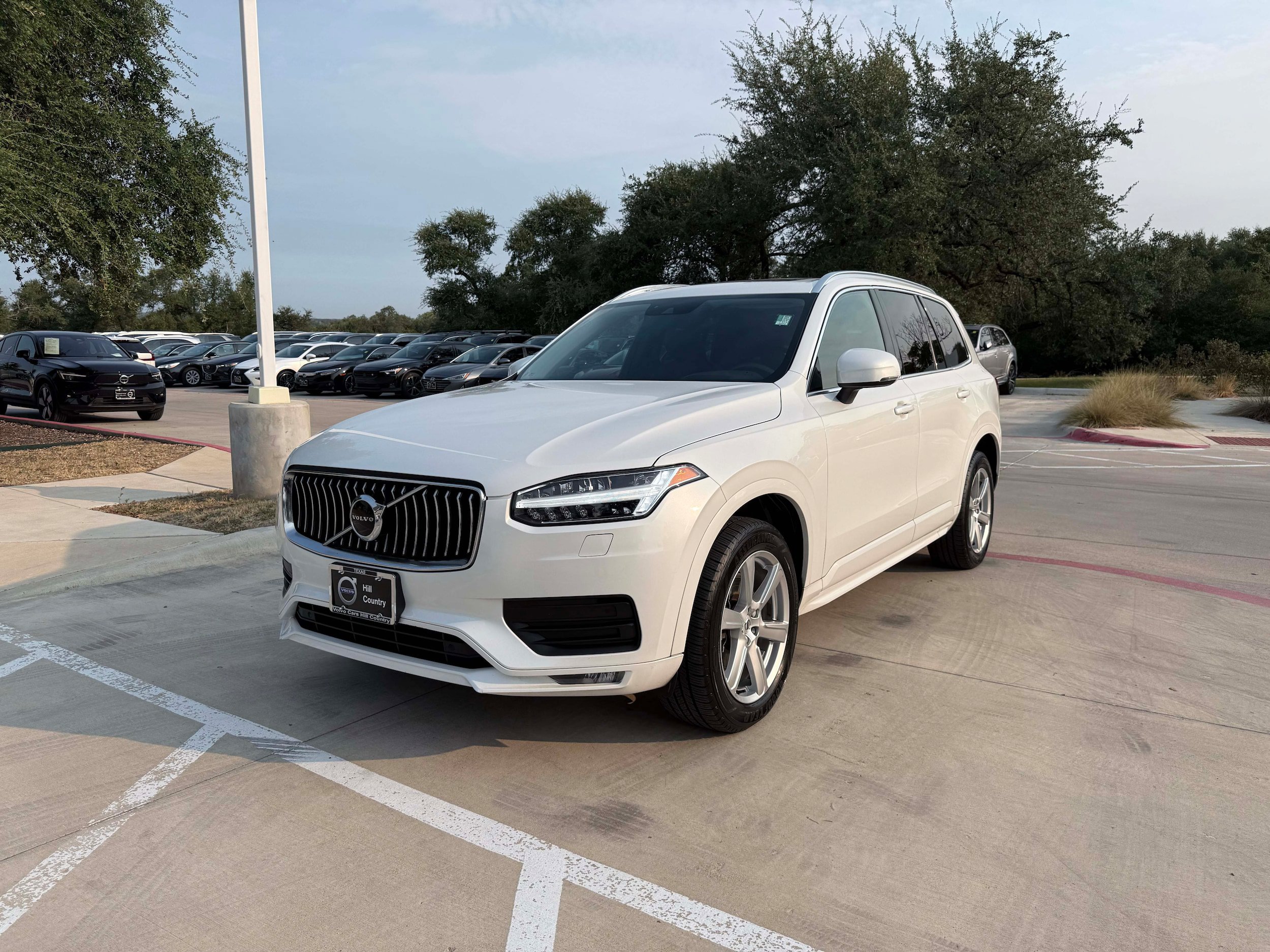 Used 2022 Volvo XC90 T5 Momentum AWD/4WD image 2