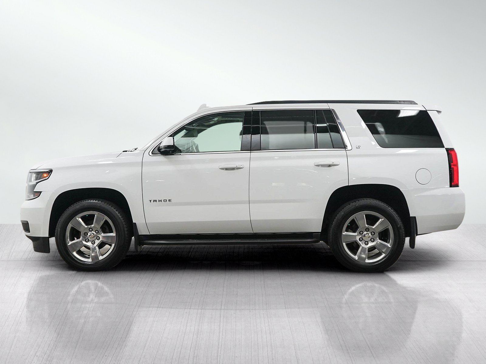 Used 2020 Chevrolet Tahoe LT w/ Luxury Package AWD/4WD image 2