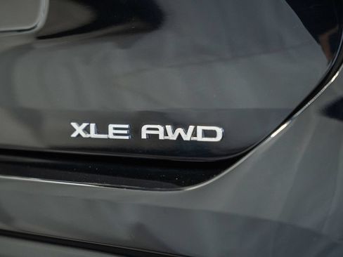 Used 2022 Toyota Highlander XLE AWD/4WD image 7