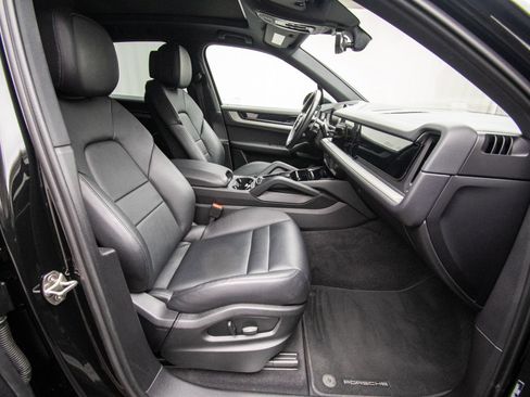 Used 2025 Porsche Cayenne AWD/4WD image 15