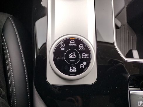 New 2025 Mitsubishi Outlander SE image 15