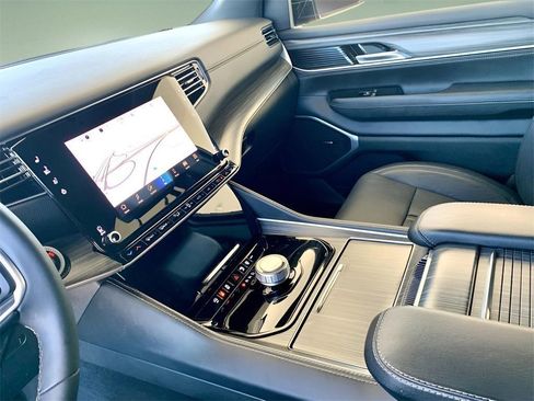 Used 2024 Jeep Wagoneer L Series II image 43