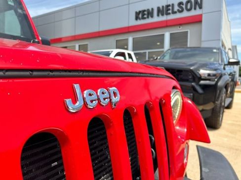 Used 2015 Jeep Wrangler Unlimited Sahara w/ Connectivity Group AWD/4WD image 16