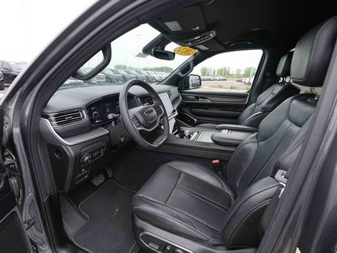 Used 2024 Jeep Wagoneer L Series II w/ Flexible Seating Group AWD/4WD image 16