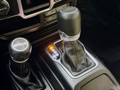 Certified 2022 Jeep Gladiator Sport AWD/4WD image 19
