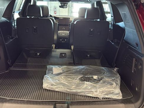 New 2026 GMC Acadia Denali Ultimate w/ LPO, Floor Liner Package AWD/4WD image 18