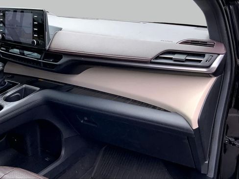 Certified 2024 Toyota Sienna Platinum FWD image 18