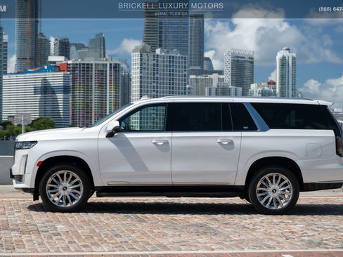 Used 2024 Cadillac Escalade ESV Luxury AWD/4WD image 11