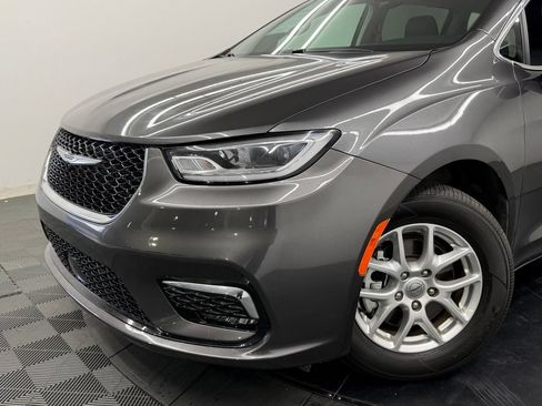 Used 2023 Chrysler Pacifica Touring-L FWD image 4