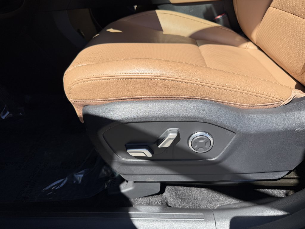 Used 2025 Hyundai Santa Fe Limited FWD image 33