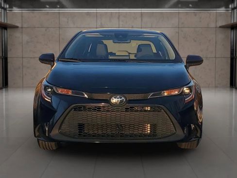 Used 2021 Toyota Corolla LE image 3