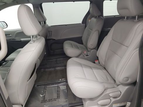 Used 2018 Toyota Sienna XLE image 29