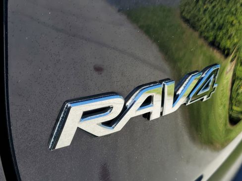 Used 2021 Toyota RAV4 XLE image 7