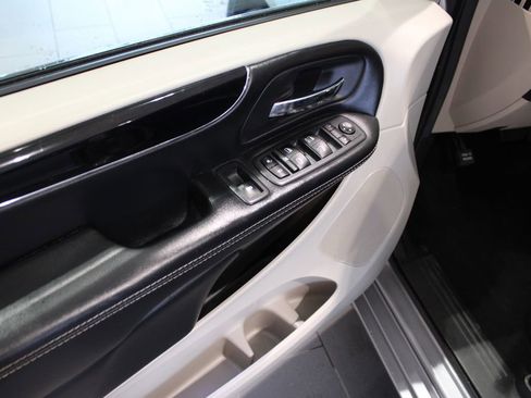Used 2019 Dodge Grand Caravan SXT FWD image 29
