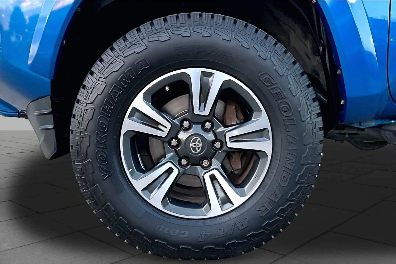 Used 2017 Toyota Tacoma TRD Sport w/ Tow Package RWD image 11