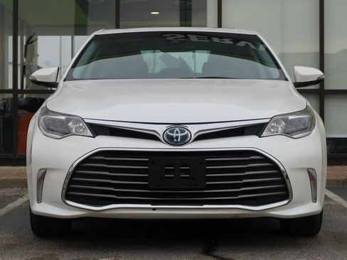 Used 2018 Toyota Avalon Limited image 2