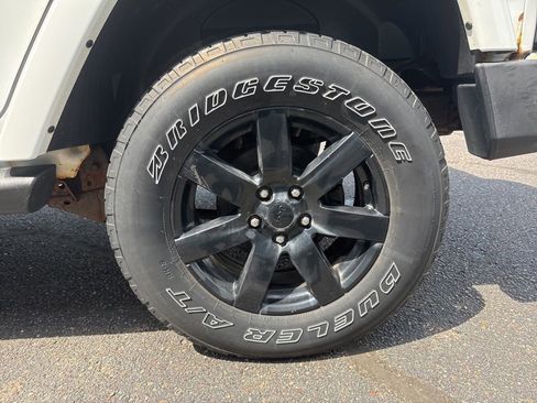 Used 2014 Jeep Wrangler Unlimited Sahara AWD/4WD image 27