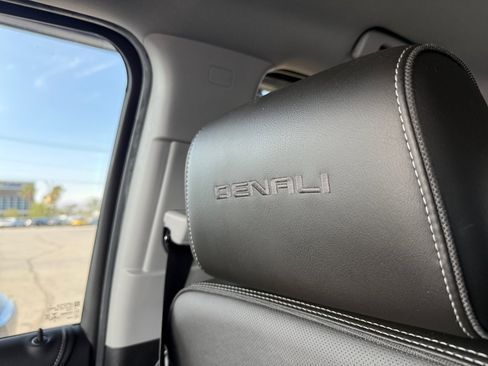Used 2018 GMC Yukon Denali RWD image 25