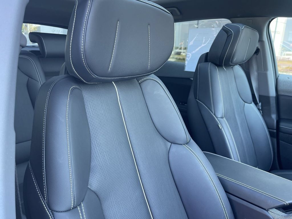 Used 2025 Cadillac Optiq Luxury 2 w/ LPO, Floor Liner Package AWD/4WD image 29