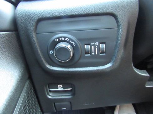 Used 2025 Jeep Grand Cherokee L Altitude RWD image 41