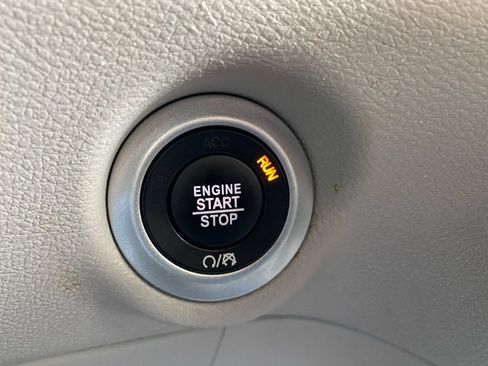 Used 2023 Chrysler Pacifica Touring-L FWD image 32