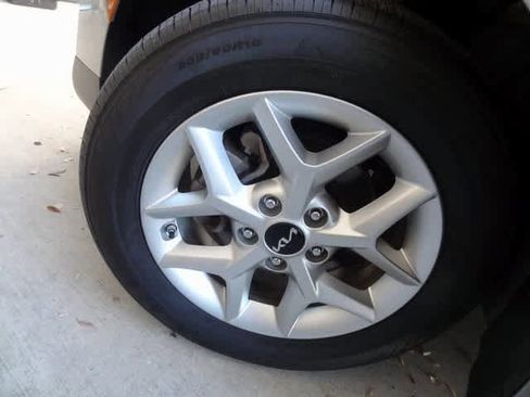 Used 2023 Kia Soul LX w/ LX Technology Package image 32