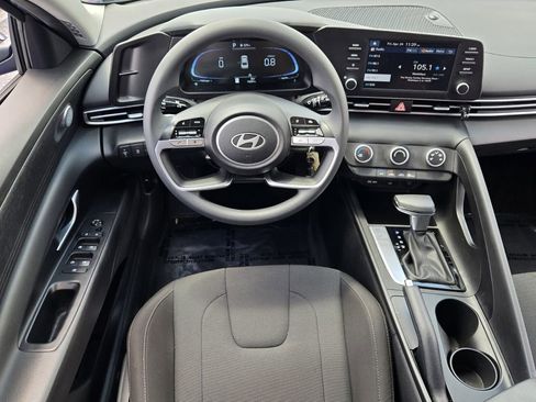 Certified 2025 Hyundai Elantra SE FWD image 13