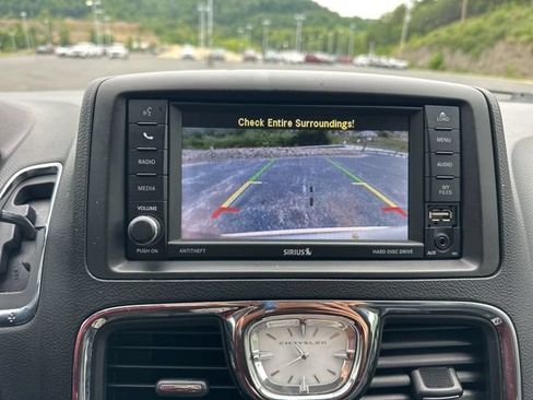 Used 2016 Chrysler Town & Country Touring FWD image 15