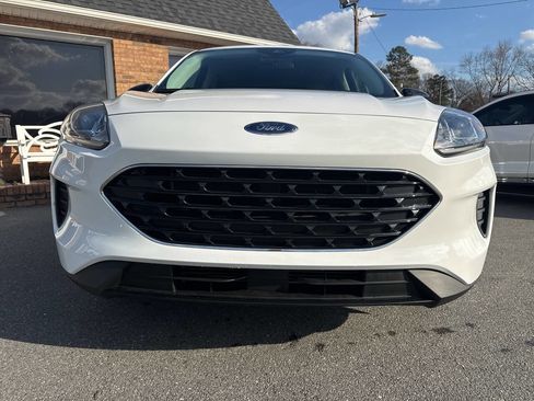 Used 2022 Ford Escape SE w/ SE Sport Appearance Package image 4