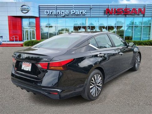 Used 2024 Nissan Altima 2.5 SV image 2