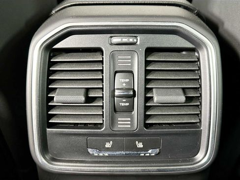 Used 2024 Porsche Macan image 25