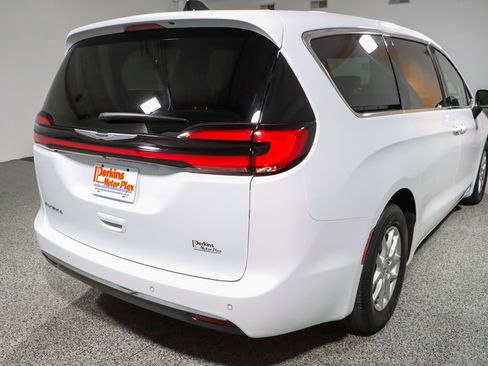 Used 2023 Chrysler Pacifica Touring-L FWD image 7