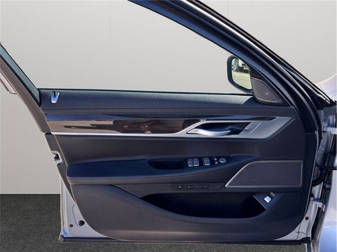 Used 2019 BMW 740i image 22