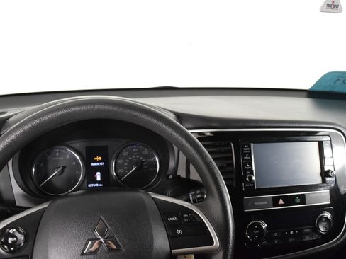 Used 2019 Mitsubishi Outlander ES image 10