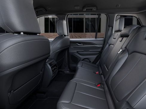 New 2025 Jeep Grand Cherokee Limited w/ Black Appearance Package image 23