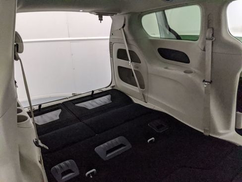 Used 2024 Chrysler Pacifica Touring-L FWD image 26