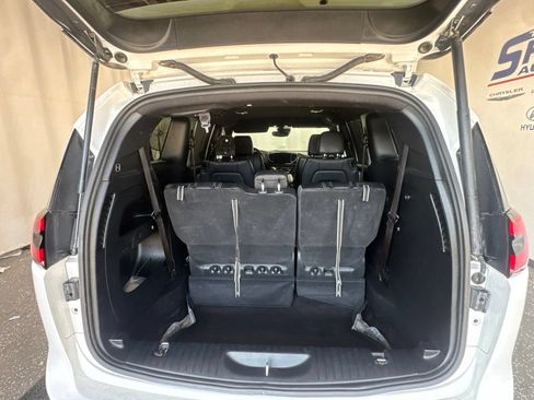 Used 2025 Chrysler Pacifica Select FWD image 6
