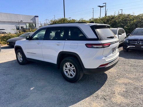 Used 2023 Jeep Grand Cherokee Laredo AWD/4WD image 5
