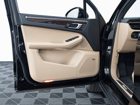 Certified 2025 Porsche Macan Base image 10