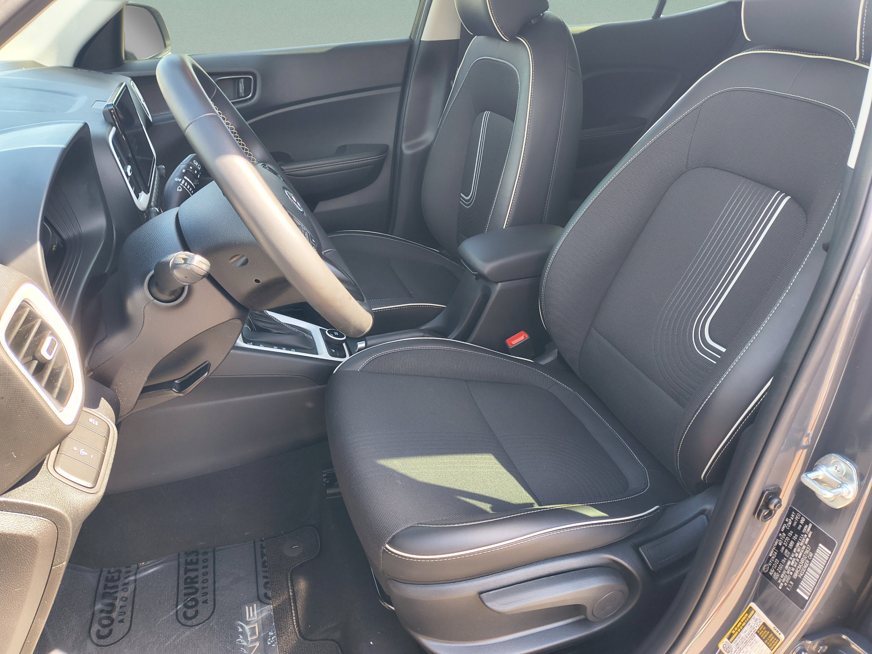 Certified 2024 Hyundai Venue Limited FWD image 18