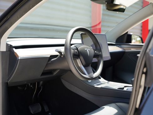 Used 2024 Tesla Model Y Long Range RWD image 13