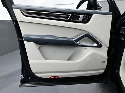 Certified 2023 Porsche Cayenne Turbo S image 7