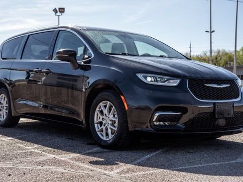 Used 2023 Chrysler Pacifica Touring-L FWD image 3