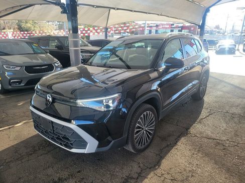 Used 2025 Volkswagen Taos SE image 2