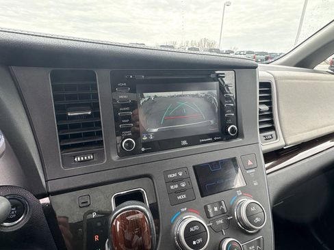 Used 2019 Toyota Sienna Limited image 24