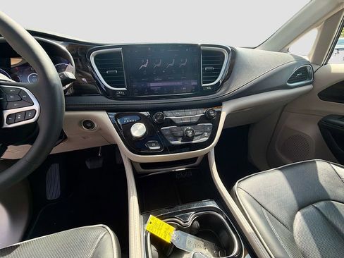 Used 2024 Chrysler Pacifica Limited FWD image 29