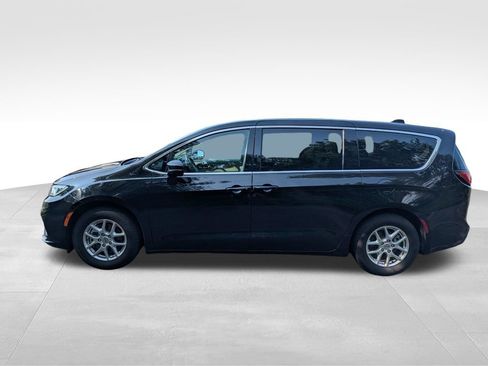 Used 2023 Chrysler Pacifica Touring-L FWD image 3
